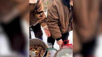 湖南村民用桶提着腊肉、米饭送给被困旅客拒收钱
