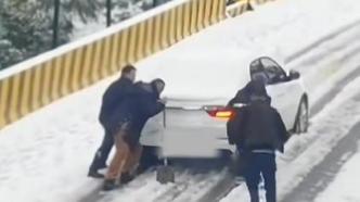 雪天偶遇小车打滑，一家人冲出来推车开道