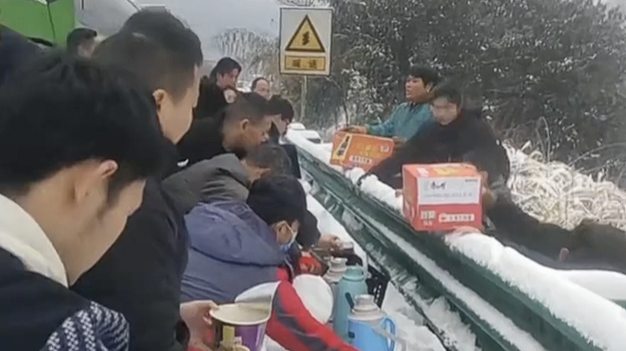 雨雪春运归途，情暖守护人心