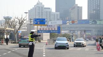 上海火车站迎来客流高峰，公安增派警力强化交通保障