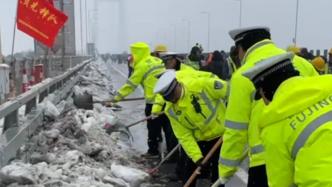 湖北荆州：全警出动破冰除雪，守护群众回家路