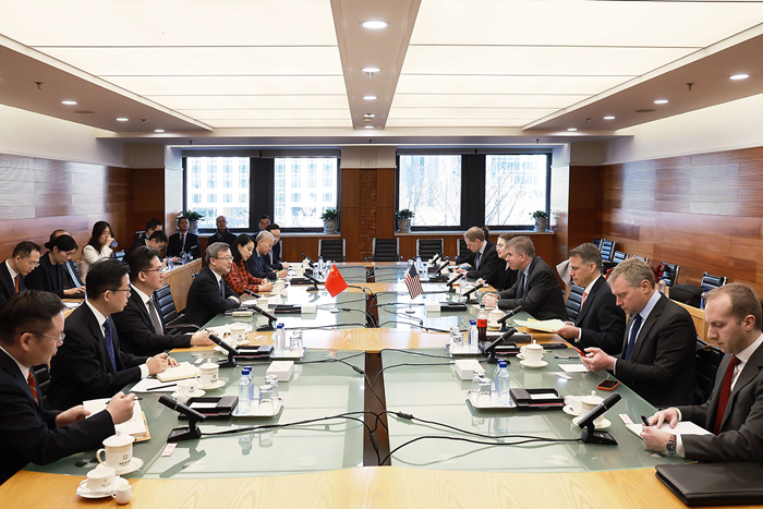 商务部副部长王受文与美国财政部副部长尚博举行会谈