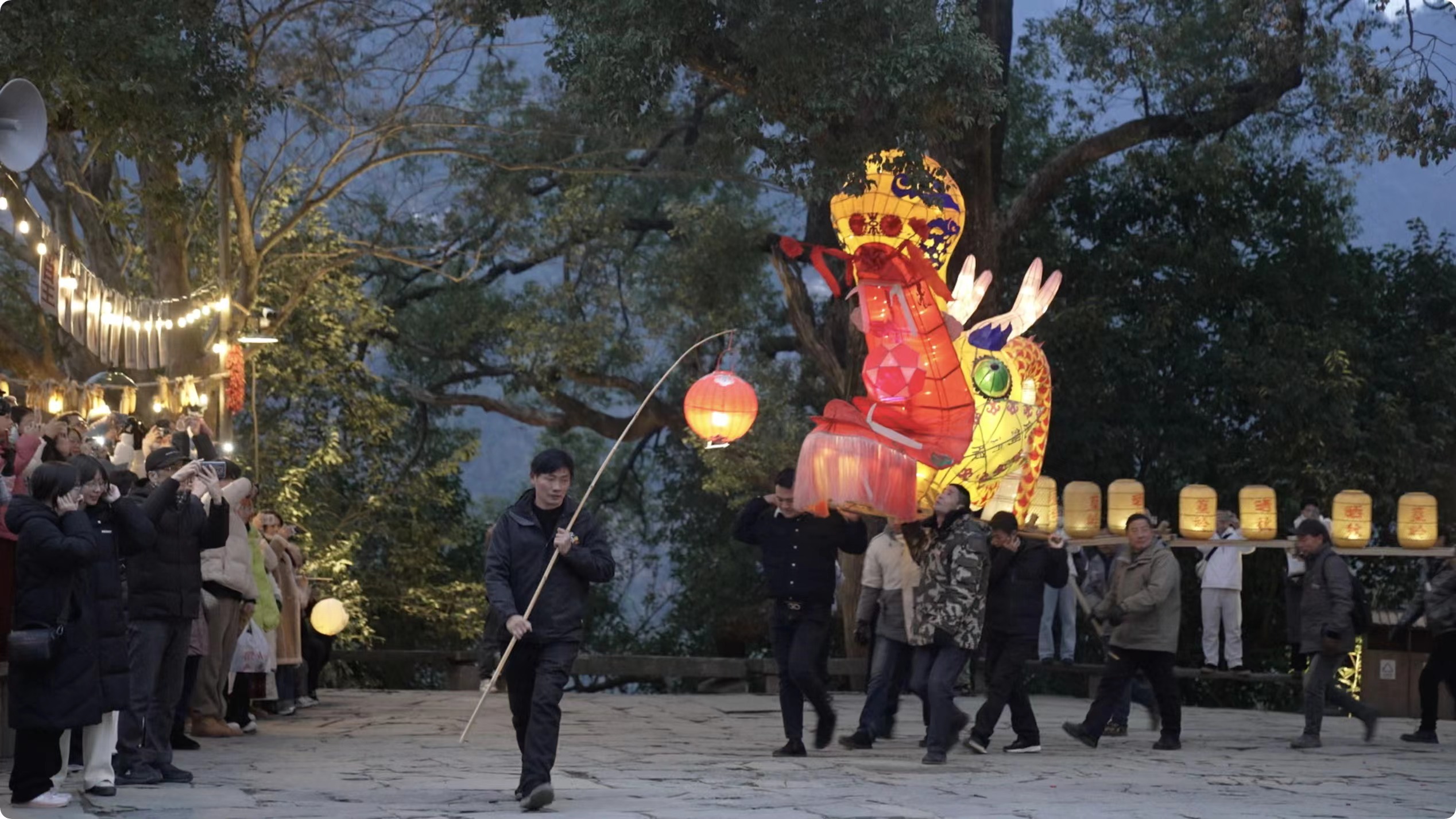 非遗里的龙年｜灯火交映龙鳞闪，婺源板龙灯的世代祈愿_直击现场_澎湃新闻-The Paper
