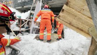 大雪致雨棚垮塌封门困住两人，消防紧急救援