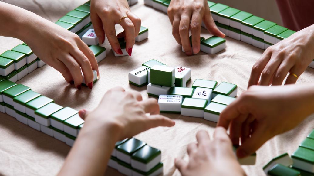 茶余饭后,三五知己间难免要来几把"掼蛋",搓几圈麻将助助兴.