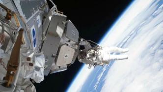 美国“龙”飞船搭载宇航团队返回地球