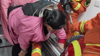 女子手被压面机死死“咬”住，消防员破拆救援