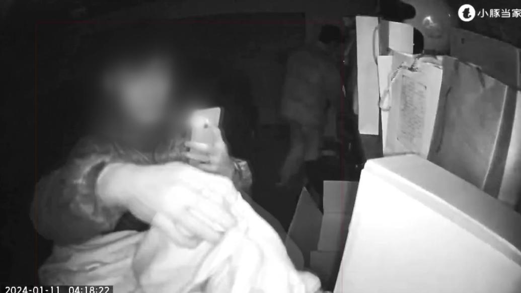 三男子監控下盜竊高檔酒水，遮擋不住攝像頭索性放棄遮擋