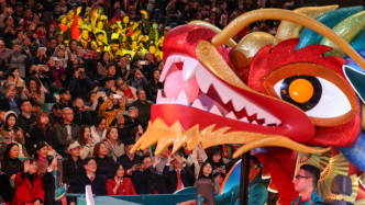 大年初一晚香港花车巡游再登场，展现龙年喜庆和活力