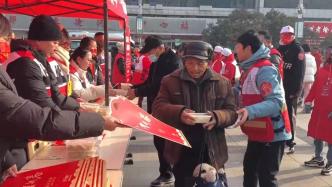 志愿者在郑州火车站为旅客送饺子、春联：望温暖他们的回家路