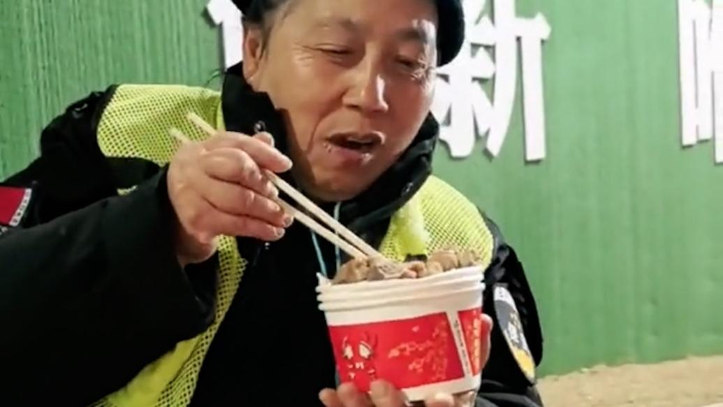 消防员为轨道执勤员送上热腾腾的饺子