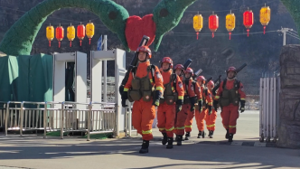 春节我在岗丨消防到驻地景区执勤，向游客宣传防火知识