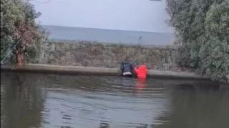 两名小孩不慎落水，幸遇上海民警联手群众施救