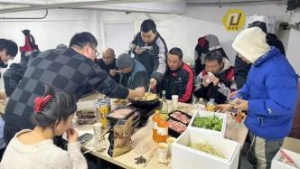 一家团聚吃年夜饭体验民俗，上海长宁“城市建设者”这样过年