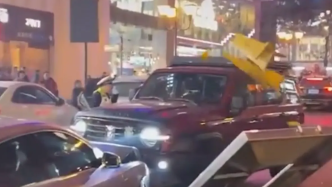 男子在重庆解放碑逆行撞车被警民合力控制，警方通报已刑拘