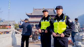 上海财神庙迎来大客流，警方增派警力维护秩序
