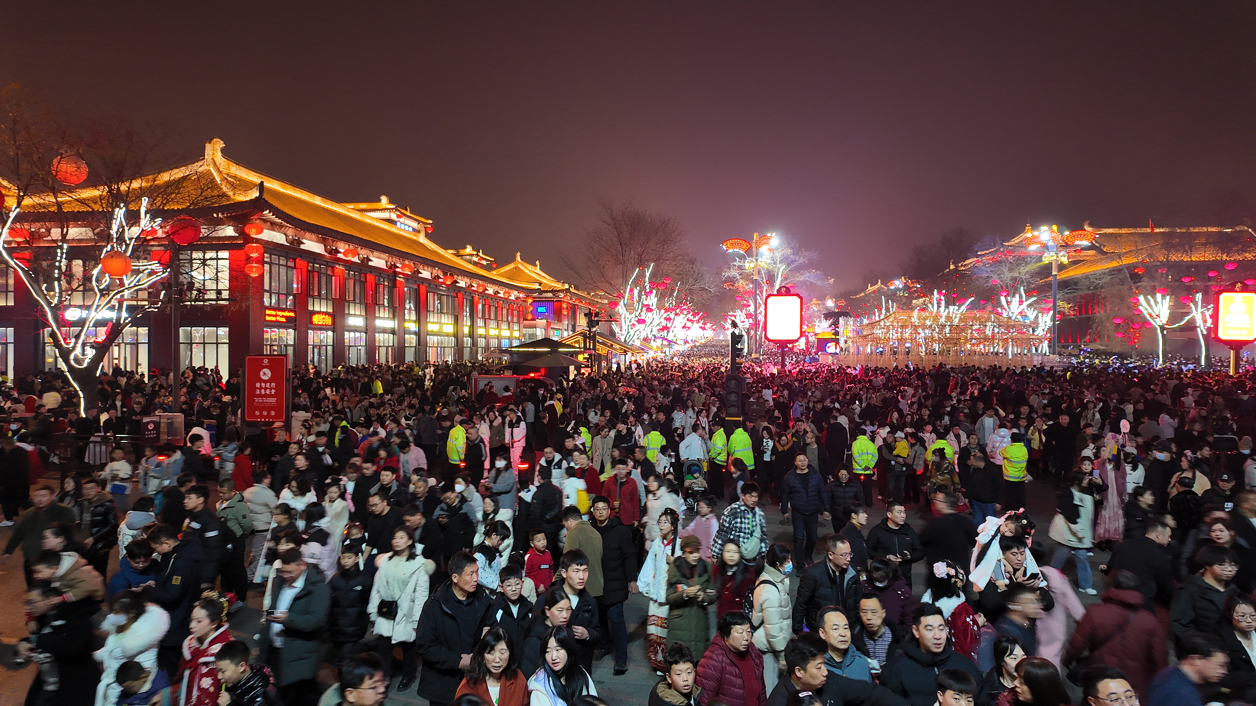大唐不夜城等景区持续迎大客流，周边部分路段实施临时管制_直击现场_澎湃新闻-The Paper