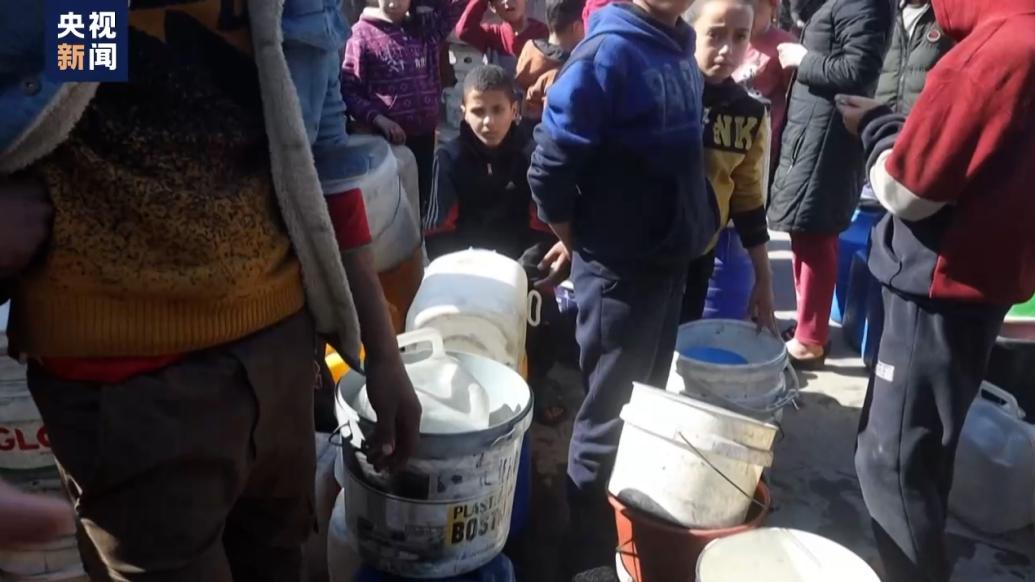 加沙地带物资匮乏，孩子们在废墟中寻找食物