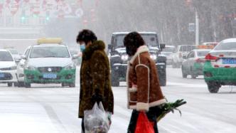 寒潮来袭我国大部气温起伏剧烈，新疆黑龙江等地局地有强降雪