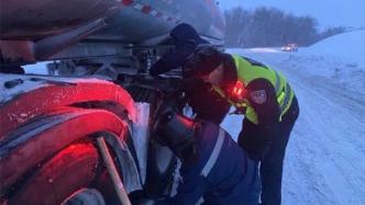 国道217线一危化品运输车因积雪被困，交警连夜救援