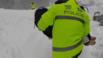 突发雪崩车辆被困，交警30厘米积雪中全力救援