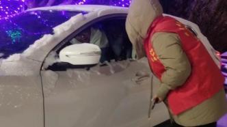 甘肃瓜州受降雪天气影响，目前已滞留2万余名旅客