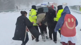 突发雪崩车辆被困，交警积雪中全力救援