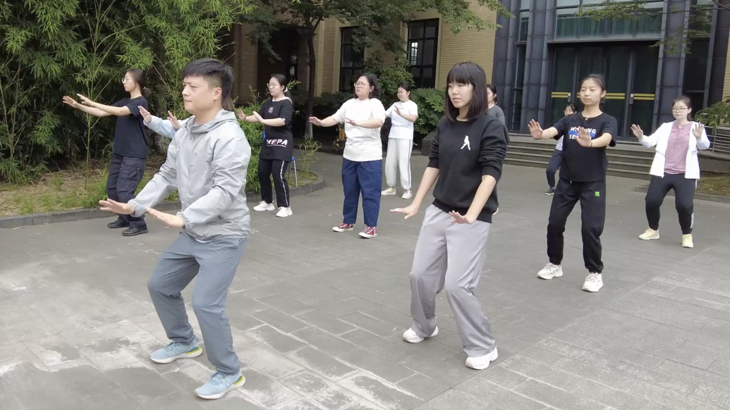 大学生的寻光笔记丨走路“带风”的体育老师把中华武术精神带进校园