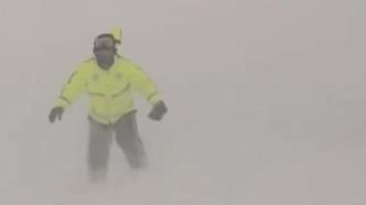 新疆哈密伊吾县风吹雪能见度不足1米，多车被困交警雪中救援