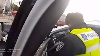 驾驶员突发疾病致车辆失控，上海民警果断破窗施救