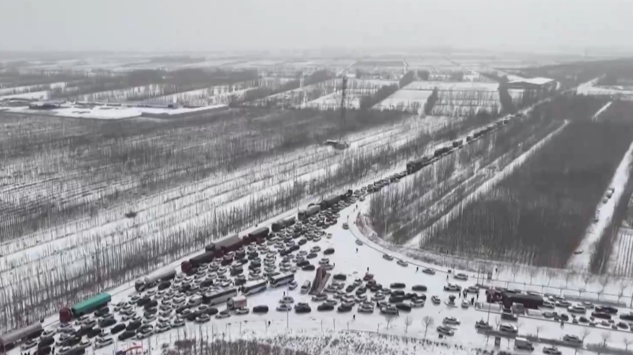 甘肃酒泉进疆方向道路陆续恢复,滞留车辆分批离开