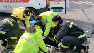 消防員歸隊(duì)途中偶遇車禍， “藍(lán)朋友”緊急救援