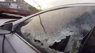 上海民警锤爆车窗救下驾车昏迷男子