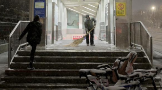 北京地铁：昌平线等地面高架线路已适时采取雪天行车组织措施