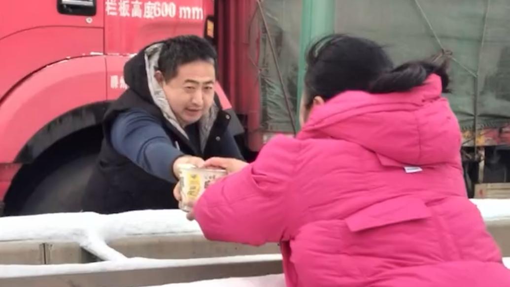 突降大雪，村民無(wú)償為滯留司機(jī)送物資