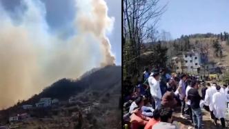 贵州龙吟山火明火已扑灭，当地数百群众为牺牲人员送行