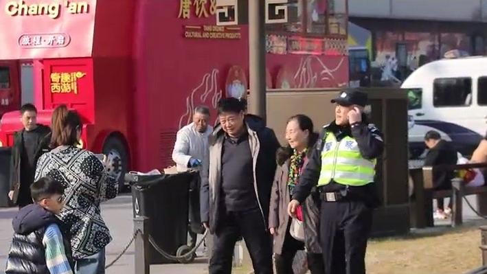 民警春節(jié)執(zhí)勤，父母妻兒探班拍全家福