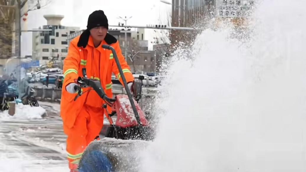 北京市出動4.5萬人次掃雪鏟冰