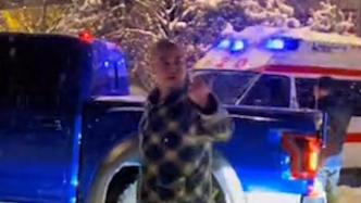 救护车夜里被困大雪中，男子穿着睡衣开皮卡霸气救援
