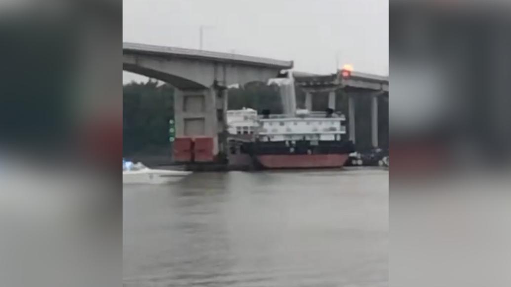 廣州南沙瀝心沙大橋被撞斷,初步了解落水公交車有駕駛員一人