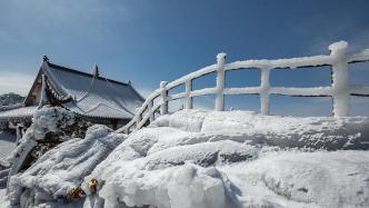 受雨雪冰冻天气影响，安徽九华山、天柱山等多个景区暂停开放