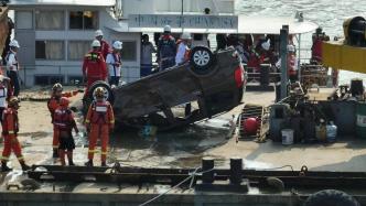 广州沥心沙大桥被撞断事故最新救援进展：一辆落水轿车被吊起