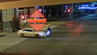 骑车人负全责！闯红灯不戴头盔，电动自行车被汽车撞