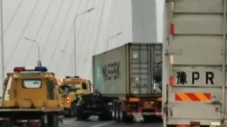 G40江苏方向长江大桥一集卡撞护栏占3根车道，经处理主线道路开通
