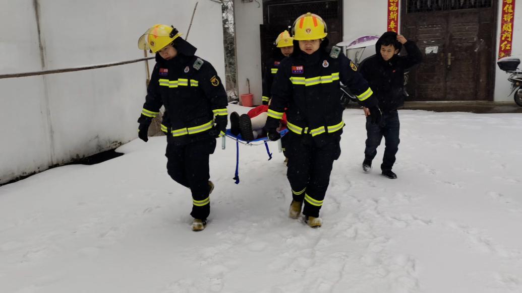 女子暴雪天身体不适，消防员护送就医