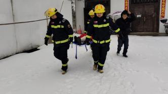 女子暴雪天身体不适，消防员护送就医
