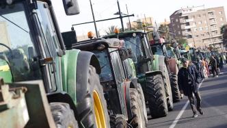 西班牙农民驾拖拉机封锁首都抗议欧盟农业政策，不满政府提议
