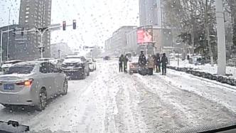 私家车被困雪中，淄博公交司机与乘客合力帮推车