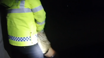 男子深夜醉酒跌入河中被民警救起，直呼“感谢救命之恩”