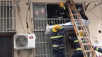 老人突发疾病被困阁楼，上海消防搭梯紧急救援